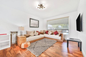 Cheerful 3 bedroom main level of bungalow 2 prkgs